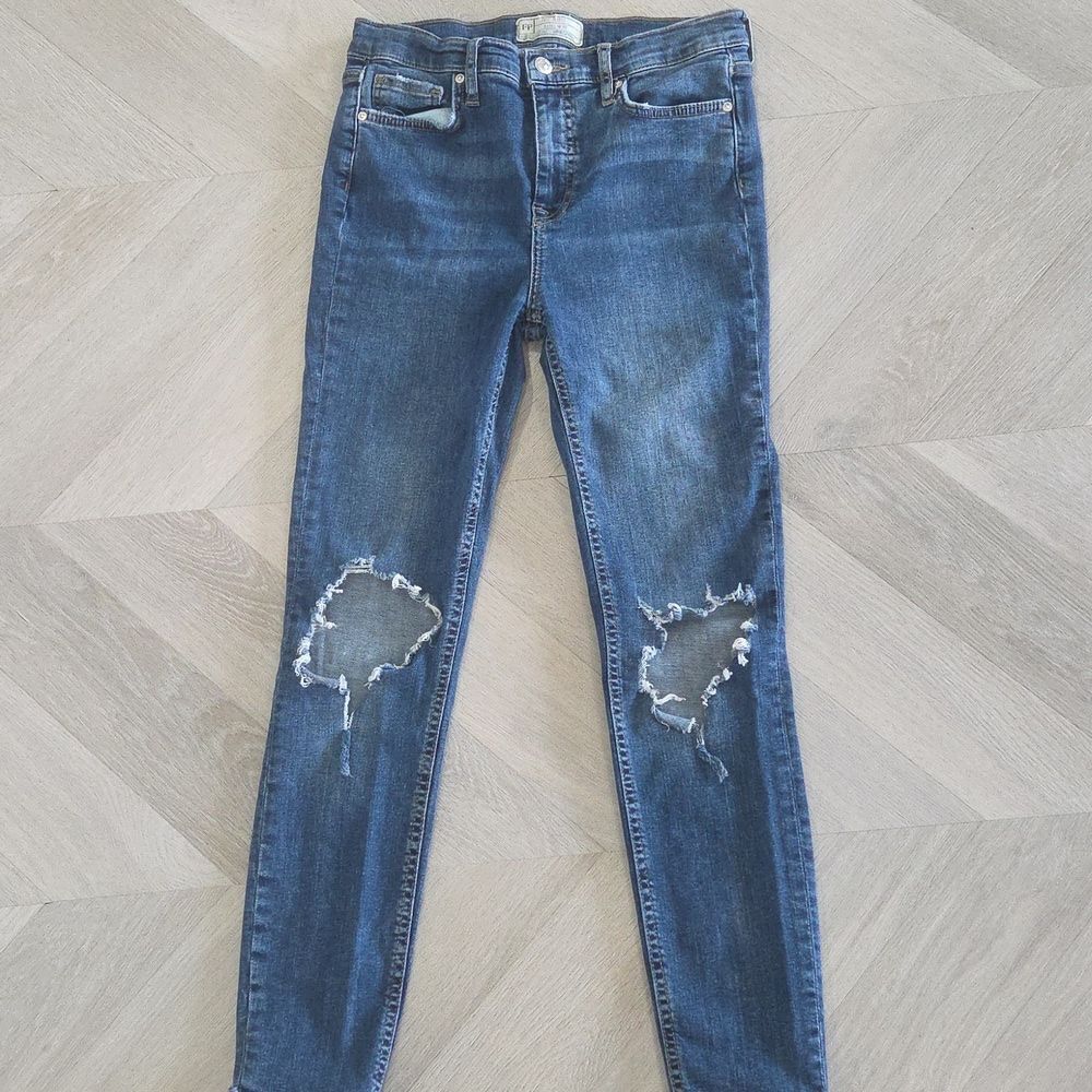 Free People | Distressed Busted Knee Jeans, SIZE 29